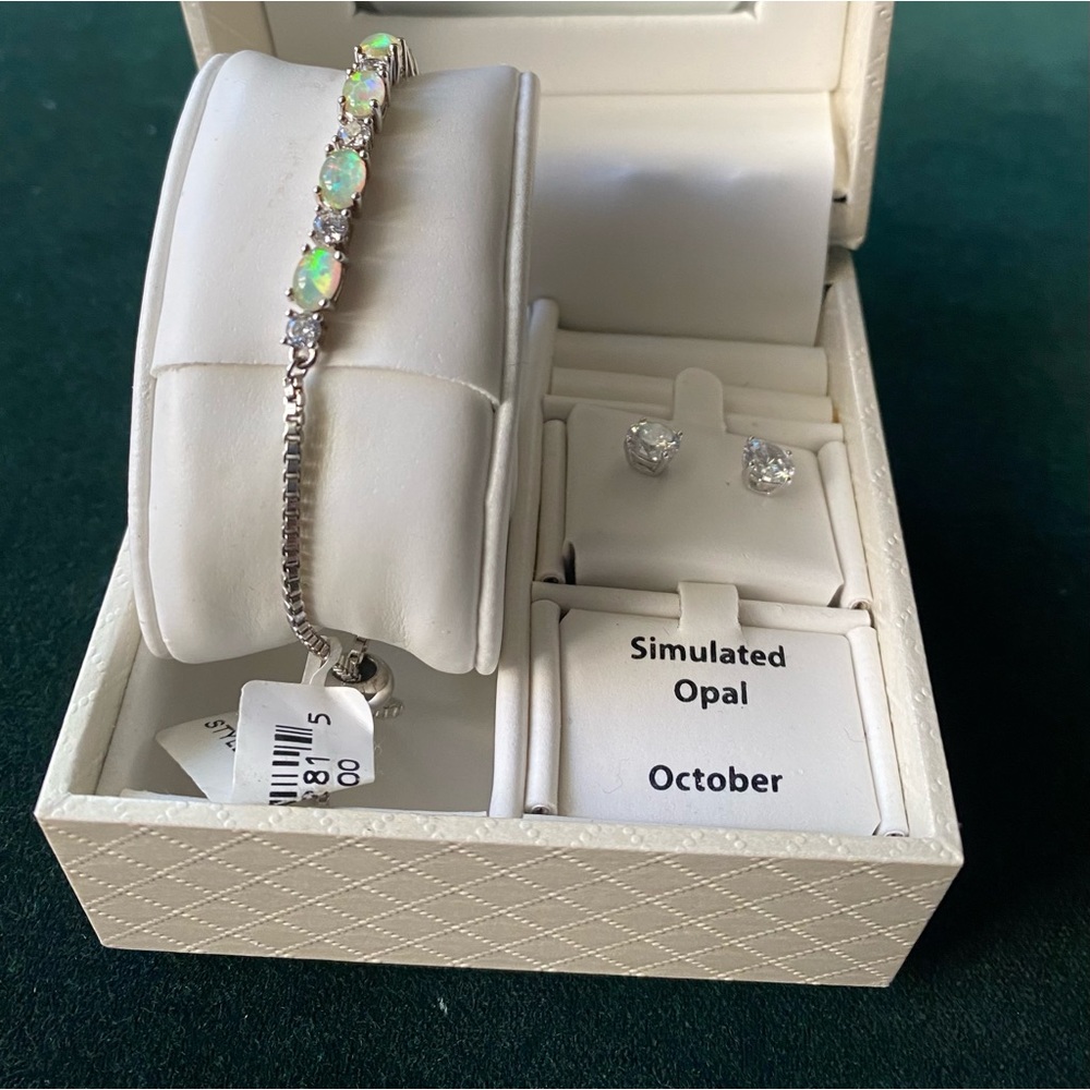 Bracelet and earrings stud set